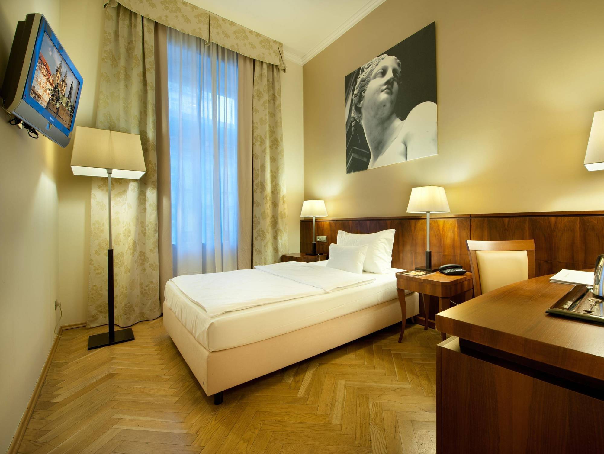 Hotel Maestro By Adrez Prag Exteriör bild